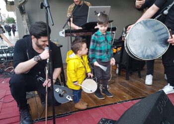 Πτολεμαΐδα: Ο μικρούλης πιτσιρικάς με το τύμπανο που ξετρέλανε τον κόσμο και τους Droulias brothers! Video