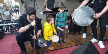 Πτολεμαΐδα: Ο μικρούλης πιτσιρικάς με το τύμπανο που ξετρέλανε τον κόσμο και τους Droulias brothers! Video