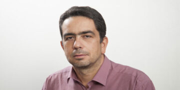 ΓΙΑΝΝΗΣ ΘΕΟΦΥΛΑΚΤΟΣ για α΄ κατοικία: ”To μόνο λάθος της Κυβέρνησης ήταν ότι δεν προστάτεψε τις βίλες με τις πισίνες!”