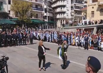 Πολίτης ειρωνεύτηκε την υφυπουργό Μακεδονίας-Θράκης Ελευθερία Χατζηγεωργίου όταν κατέθεσε στεφάνι στην Κοζάνη για την 25η Μαρτίου – «Μήπως να τραγουδήσουμε και το Μακεδονία Ξακουστή μαζί;»-Βίντεο