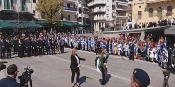 Πολίτης ειρωνεύτηκε την υφυπουργό Μακεδονίας-Θράκης Ελευθερία Χατζηγεωργίου όταν κατέθεσε στεφάνι στην Κοζάνη για την 25η Μαρτίου – «Μήπως να τραγουδήσουμε και το Μακεδονία Ξακουστή μαζί;»-Βίντεο