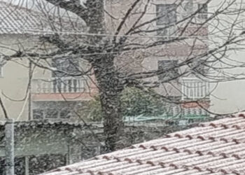 Συνεχίζεται η χιονόπτωση στην Πτολεμαΐδα! VIDEO