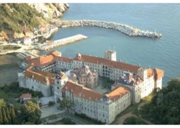 Καταδικάστηκαν οκτώ μοναχοί για τις μολότοφ στη Μονή Εσφιγμένου