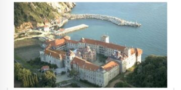 Καταδικάστηκαν οκτώ μοναχοί για τις μολότοφ στη Μονή Εσφιγμένου