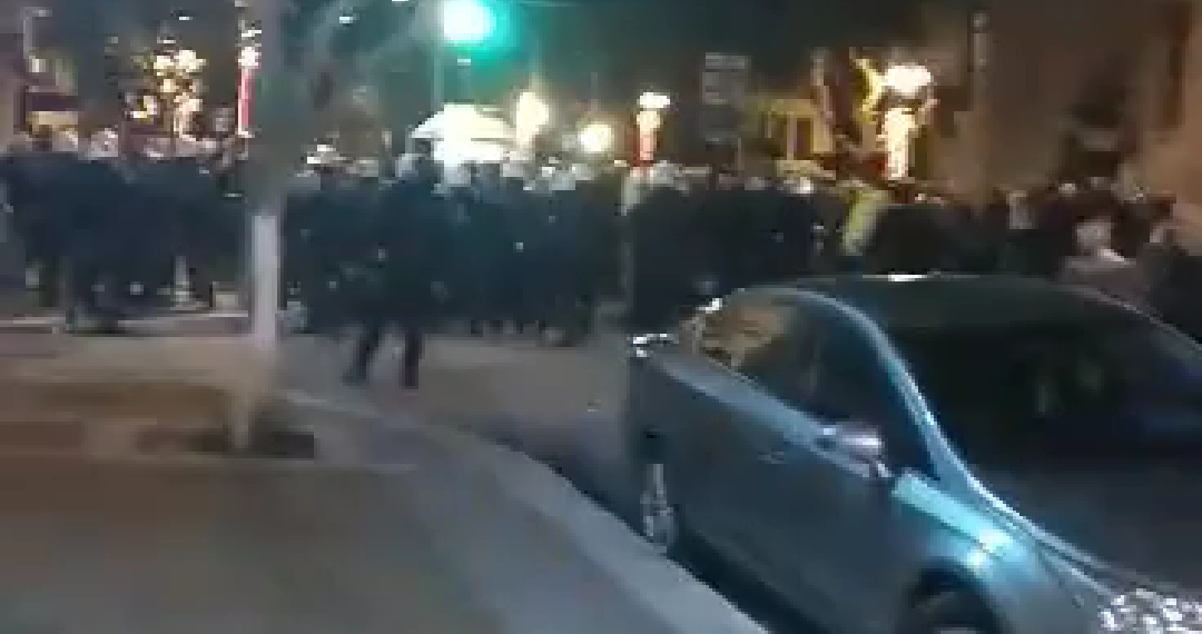 Δείτε νέο βίντεο από τις έντονες αποδοκιμασίες κατά των υποψηφίων ευρωβουλευτών του ΣΥΡΙΖΑ στην Πτολεμαΐδα από την έξοδο τους από την εκδήλωση