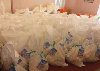 Ο Φιλοπρόοδος Σύλλογος Κοζάνης μοίρασε και φέτος 130 πασχαλινά δέματα σε οικογένειες