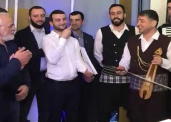 Με ποντιακή λύρα και χορό το γιόρτασε ο Ιβάν (vid)