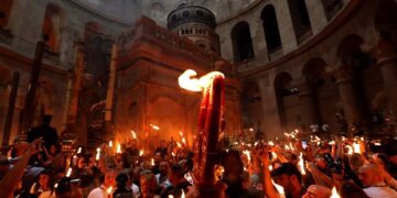 Άγιο Φως: «Μπάχαλο» με την μεταφορά του από τα Ιεροσόλυμα – Έντονο παρασκήνιο