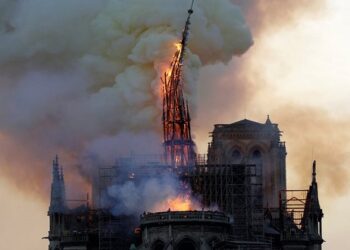 Βίντεο- σοκ από την Παναγία των Παρισίων: Η στιγμή της κατάρρευσης του κωδωνοστασίου