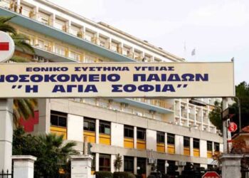 Σε κρίσιμη κατάσταση το αγοράκι από την Κοζάνη που καταπλακώθηκε από γκαραζόπορτα στο Φάληρο