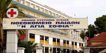 Σε κρίσιμη κατάσταση το αγοράκι από την Κοζάνη που καταπλακώθηκε από γκαραζόπορτα στο Φάληρο