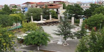 “Η 25η Μαρτίου του Σελί και της Ντιάνα” – Το συγκινητικό άρθρο στην “ΚΑΘΗΜΕΡΙΝΗ” για τον Οφθαλμίατρο Σελί Μοχίντρα που έζησε για αρκετά χρόνια στην Πτολεμαΐδα