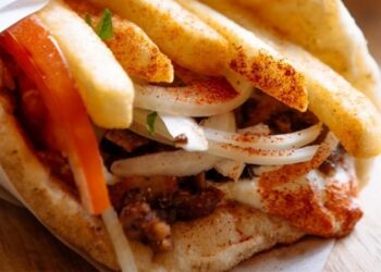 Σουβλάκι: Αντιδράσεις για την αύξηση της τιμής στα 3 ευρώ