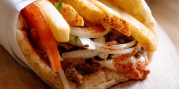 Σουβλάκι: Αντιδράσεις για την αύξηση της τιμής στα 3 ευρώ