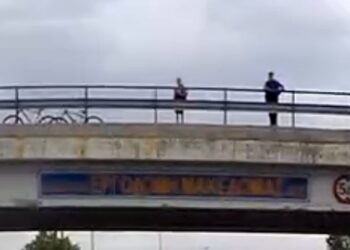 Νεαροί πετάνε πέτρες στα διερχόμενα αυτοκίνητα από την τελευταία γέφυρα στο δρόμο Πτολεμαΐδα – Φιλώτα! (video αναγνώστη)