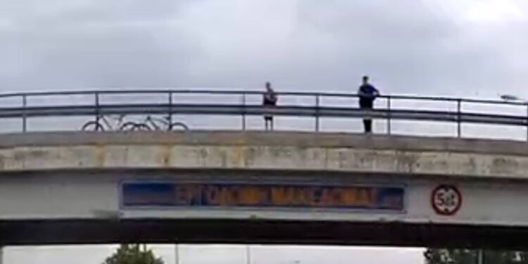 Νεαροί πετάνε πέτρες στα διερχόμενα αυτοκίνητα από την τελευταία γέφυρα στο δρόμο Πτολεμαΐδα – Φιλώτα! (video αναγνώστη)