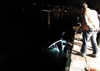 Αυτοκίνητο έπεσε στην λίμνη της Καστοριάς – Όλη η επιχείρηση ανάσυρσης