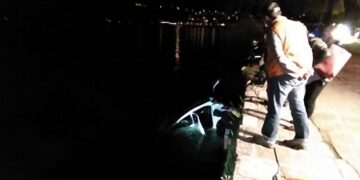 Αυτοκίνητο έπεσε στην λίμνη της Καστοριάς – Όλη η επιχείρηση ανάσυρσης