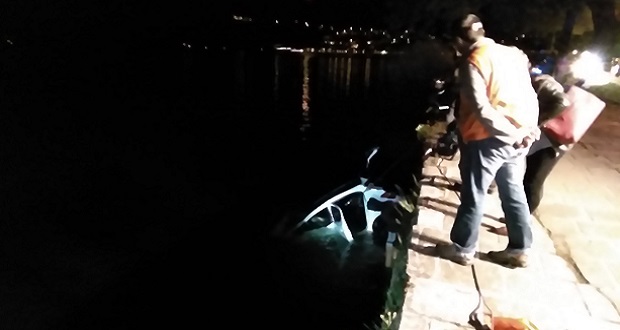Αυτοκίνητο έπεσε στην λίμνη της Καστοριάς – Όλη η επιχείρηση ανάσυρσης