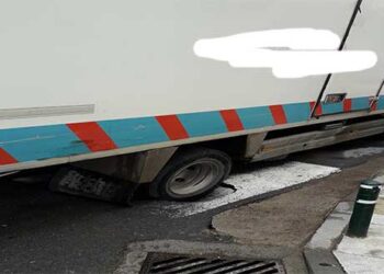 Εγκλωβισμός φορτηγού από καθίζηση οδοστρώματος – ΣΤΟ ΚΕΝΤΡΟ ΤΗΣ ΠΤΟΛΕΜΑΪΔΑΣ