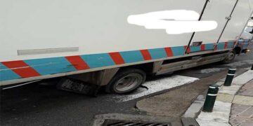 Εγκλωβισμός φορτηγού από καθίζηση οδοστρώματος – ΣΤΟ ΚΕΝΤΡΟ ΤΗΣ ΠΤΟΛΕΜΑΪΔΑΣ