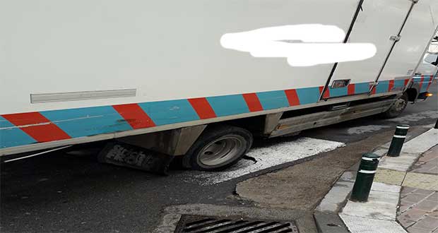 Εγκλωβισμός φορτηγού από καθίζηση οδοστρώματος – ΣΤΟ ΚΕΝΤΡΟ ΤΗΣ ΠΤΟΛΕΜΑΪΔΑΣ