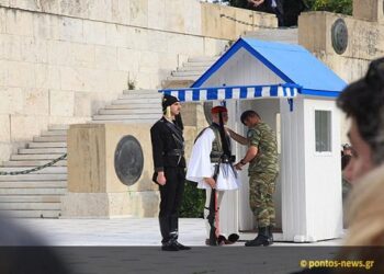 Σείεται το Σύνταγμα: Οι πρώτες εικόνες από την αλλαγή φρουράς με Πόντιους Εύζωνες