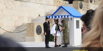 Σείεται το Σύνταγμα: Οι πρώτες εικόνες από την αλλαγή φρουράς με Πόντιους Εύζωνες
