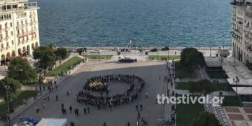 Σχημάτισαν ανθρώπινο “G” για την Γενοκτονία των Ποντίων στην πλατεία Αριστοτέλους