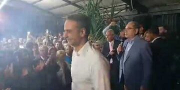 Η ενθουσιώδης υποδοχή των Φλωρινιωτών στον Κυριάκο Μητσοτάκη στο Roof του ξενοδοχείου Lingos (VIDEO)