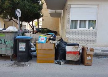 Πτολεμαΐδα – Καταγγελία αναγνώστη: “Μόλις ένας κάδος σκουπιδιών για 40 πολυκατοικίες!”