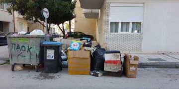 Πτολεμαΐδα – Καταγγελία αναγνώστη: “Μόλις ένας κάδος σκουπιδιών για 40 πολυκατοικίες!”