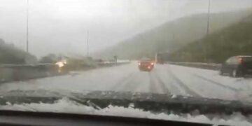 Απίστευτες εικόνες στα διόδια Πολυμύλου-Άσπρισαν τα πάντα από το χαλάζι-Βίντεο μέσα από αυτοκίνητο!