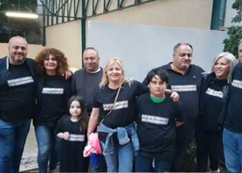 Η παρέα του “Σούρδου” με τα κατάλληλα ..μπλουζάκια, στα επινίκια του Πλακεντά – O Επίκαιρος καταγράφει