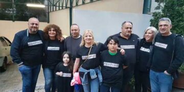 Η παρέα του “Σούρδου” με τα κατάλληλα ..μπλουζάκια, στα επινίκια του Πλακεντά – O Επίκαιρος καταγράφει