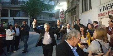 Η πανηγυρική υποδοχή του Λαζάρου Μαλούτα στο εκλογικό του κέντρο – ΒΙΝΤΕΟ