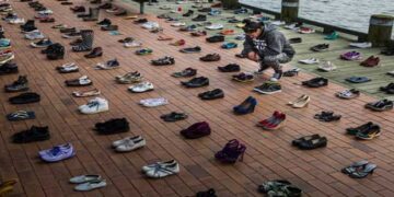 Τα άδεια παπούτσια – Της Χριστιάννας Λούπα