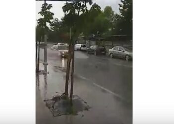 “Λίμνη” ο δρόμος μπροστά στο Δημαρχείο Πτολεμαΐδας από τη βροχή- VIDEO αναγνώστη