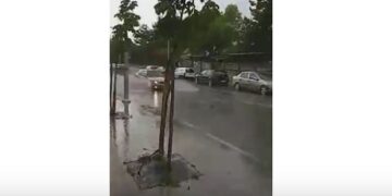 “Λίμνη” ο δρόμος μπροστά στο Δημαρχείο Πτολεμαΐδας από τη βροχή- VIDEO αναγνώστη