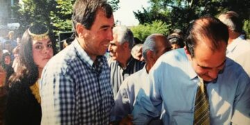 Ο Κώστας Καραμανλής (30-6-1998) αποτίει φόρο τιμής στον εκλιπόντα φίλο του Χρήστο Παπαδόπουλο, στην Άρδασσα Εορδαίας – Γράφει ο Μιχάλης Ραμπίδης