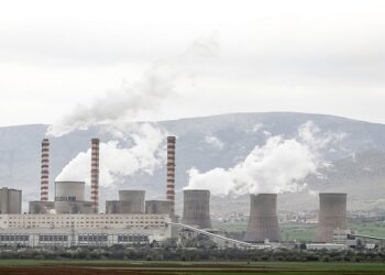 Συστημικός κίνδυνος η ΔΕΗ, θεωρεί η Κομισιόν