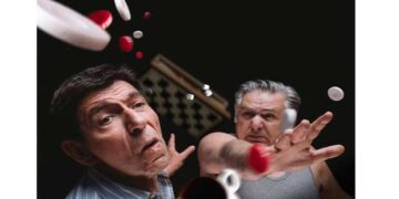 Το τάβλι, με τους Ιεροκλή Μιχαηλίδη και Γεράσιμο Σκιαδαρέση, στην Καστοριά