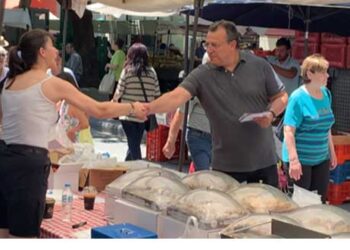 Ο υποψήφιος βουλευτής της Ν.Δ. Χρόνης Ακριτίδης επισκέφθηκε τη λαϊκή αγορά της Κοζάνης
