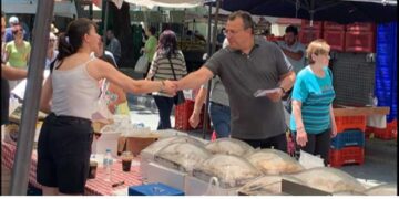 Ο υποψήφιος βουλευτής της Ν.Δ. Χρόνης Ακριτίδης επισκέφθηκε τη λαϊκή αγορά της Κοζάνης