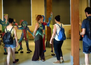 Άφιξη ΘΕΣ-ΠΡΕΣ με επιβάτες μία ομάδα νέων και αποσκευές γεμάτες “ζυμώσεις”