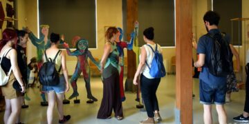 Άφιξη ΘΕΣ-ΠΡΕΣ με επιβάτες μία ομάδα νέων και αποσκευές γεμάτες “ζυμώσεις”