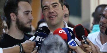 Συγχαρητήριο τηλεφώνημα Τσίπρα στον Μητσοτάκη- Κανονικά αύριο η παράδοση παραλαβή