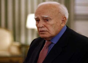 Ψεύτικη η είδηση ότι πέθανε ο Κάρολος Παπούλιας