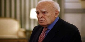 Ψεύτικη η είδηση ότι πέθανε ο Κάρολος Παπούλιας