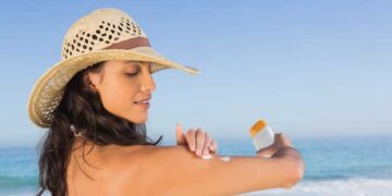 Μύθοι και αλήθειες για τα αντηλιακά – Πώς γίνεται η σωστή χρήση;